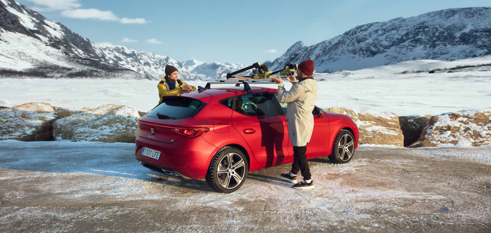 Nieuwe SEAT Leon met sportieve lichtmetalen 18-duimsvelgen en zijschorten in Cosmo Grey, autoaccessoires