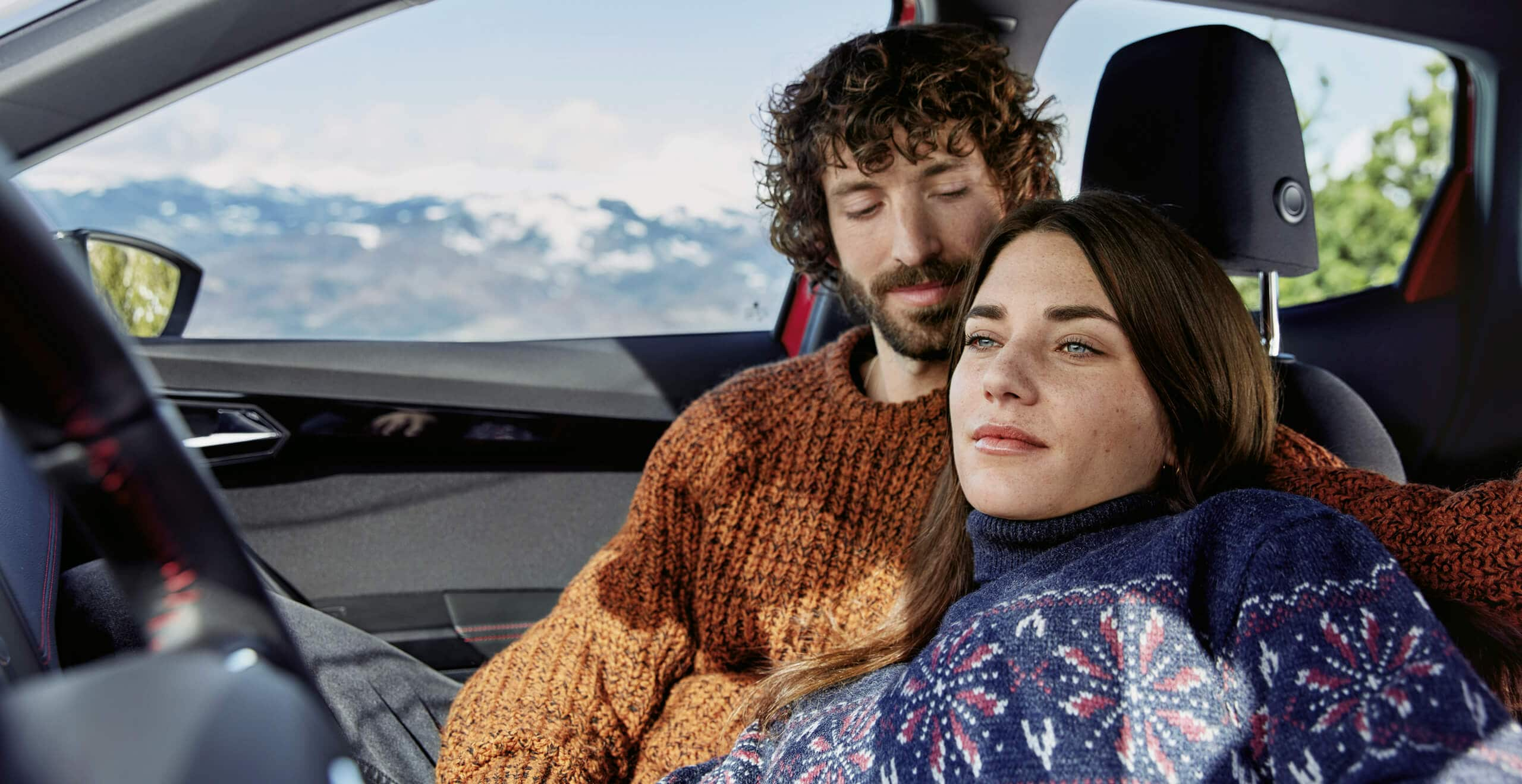 une femme et un homme à l'intérieur d'une SEAT