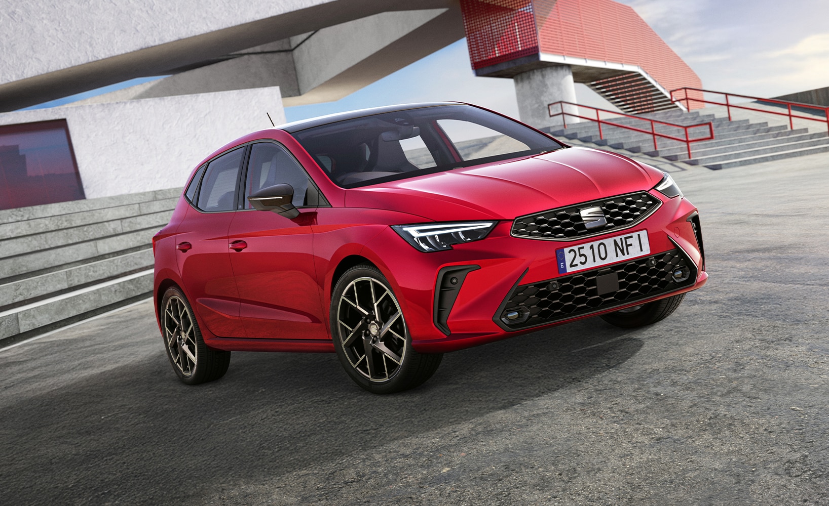 Achterkant van een SEAT Ibiza in rood, buiten geparkeerd. 