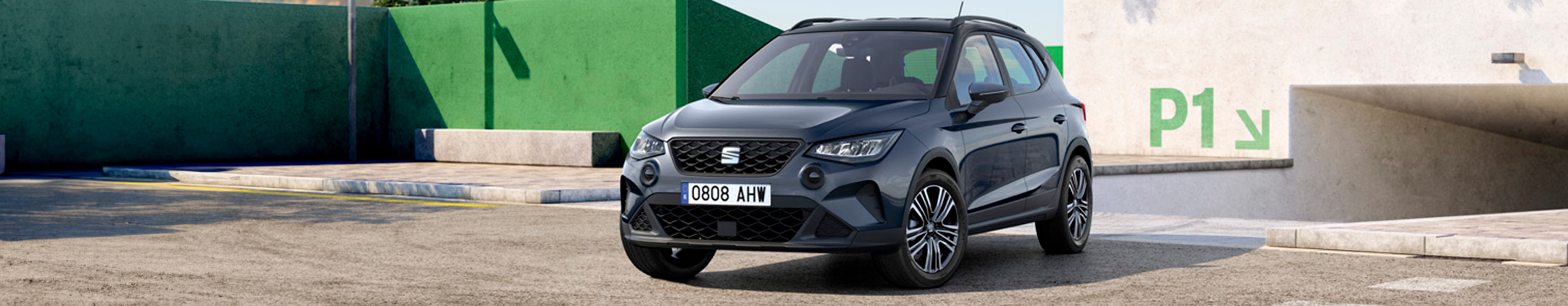 vrouw loopt naar seat arona dark camouflage kleur