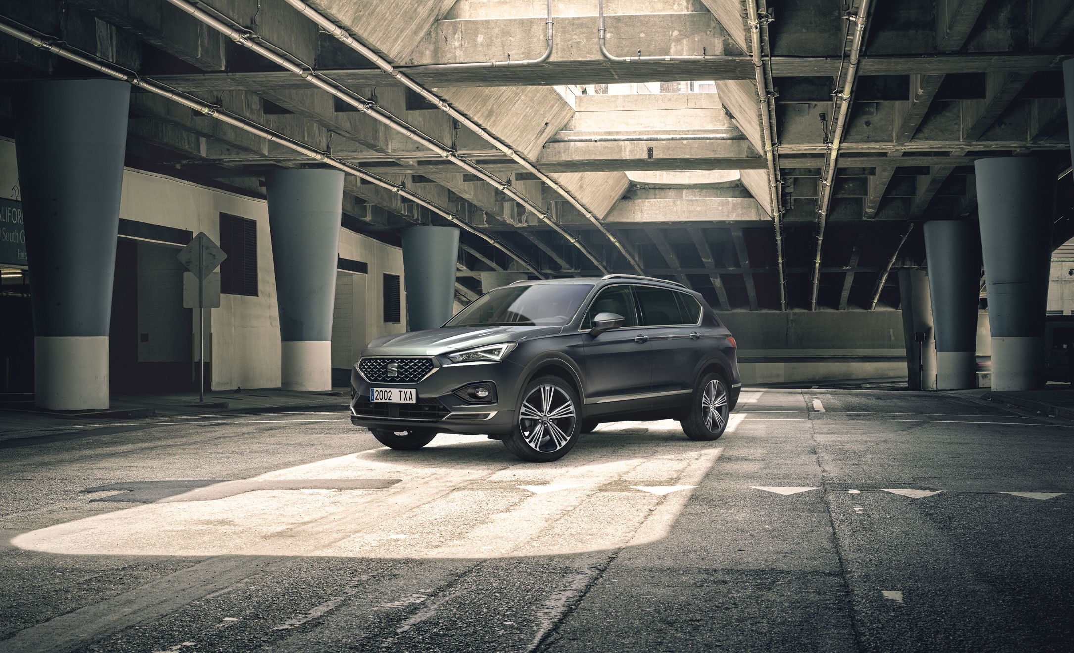 SEAT Tarraco e-HYBRID de couleur Bila white en charge