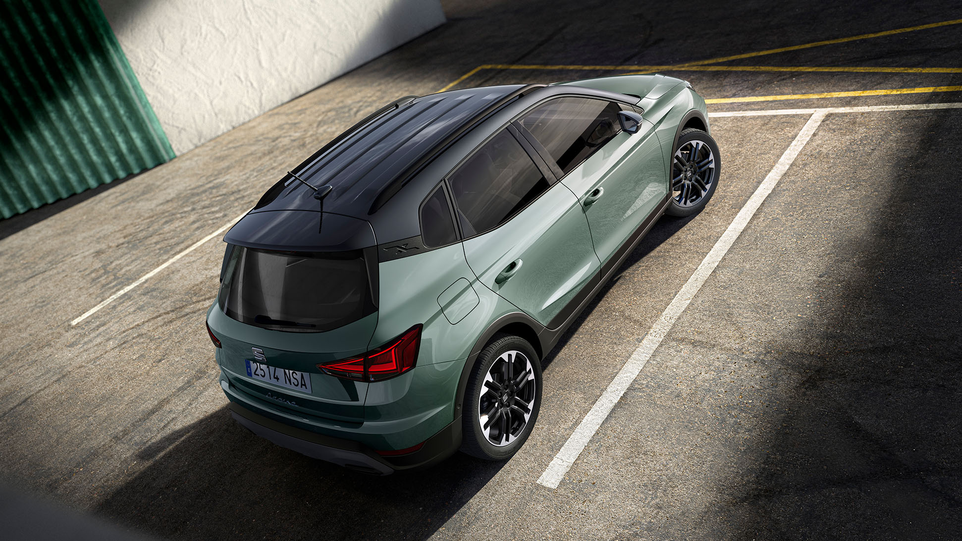 Achteraanzicht van de SEAT Arona met zijn onberispelijke compacte crossover-SUV-ontwerp
