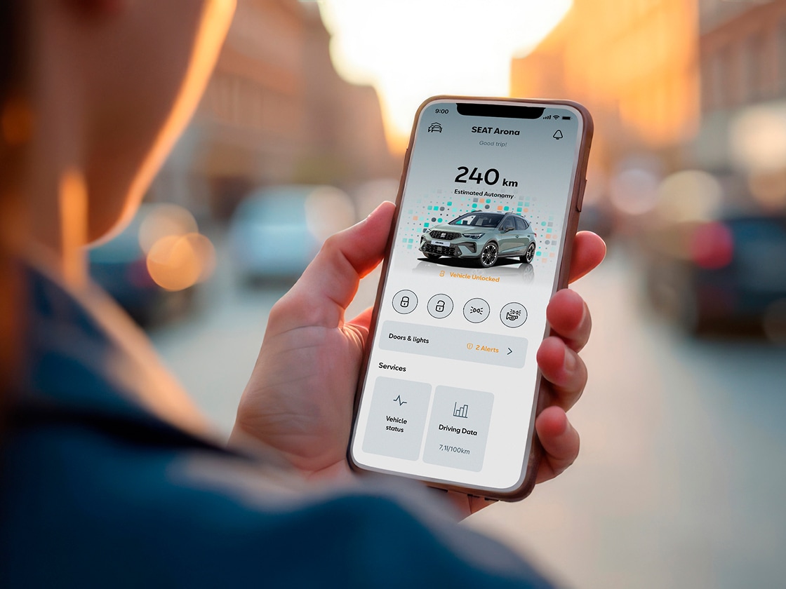 Persoon houdt zijn smartphone vast en gebruikt de My SEAT-app Persoon houdt zijn smartphone vast en gebruikt de My SEAT-app