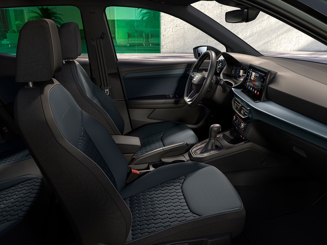 Interieurdetails van de SEAT Arona met de gebosseleerde kuipstoelen in Aurora