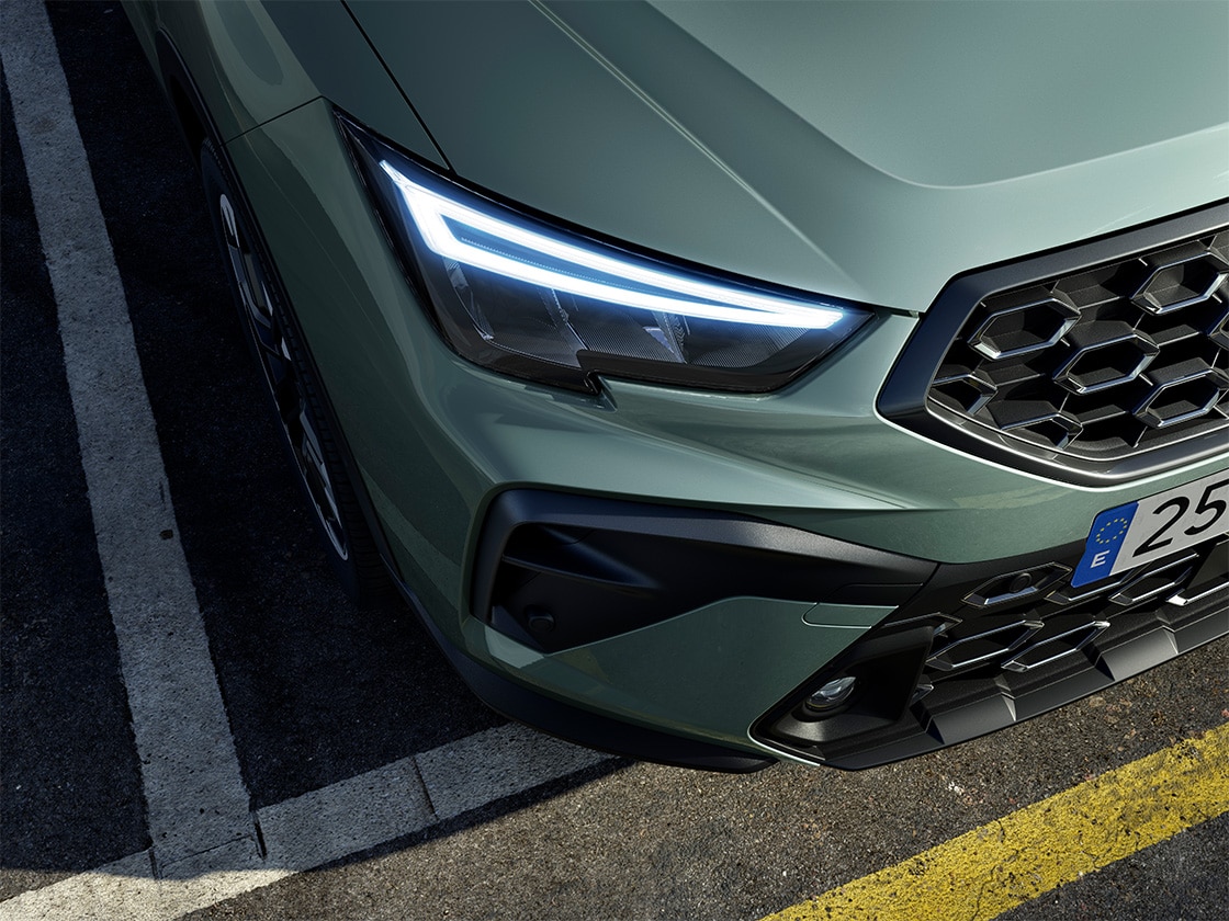 Close-up van een koplamp van de SEAT Arona met full-ledlichten