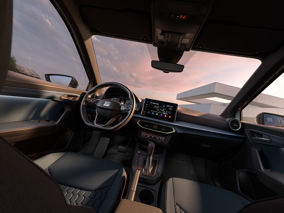 Interieur van de SEAT Arona met enkele designdetails zoals het stuur, het dashboard en een deel van de bekleding
