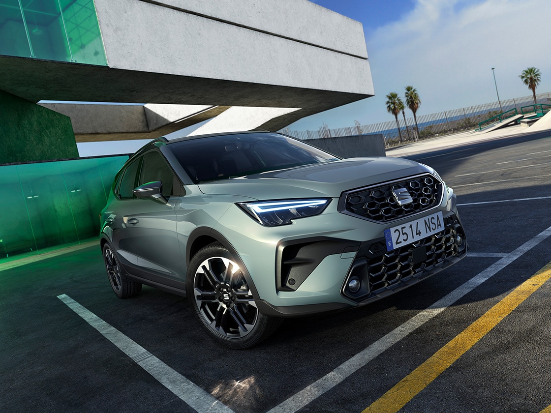 Het tijdloze design van de SEAT Arona, buiten geparkeerd in een parkeervak Het tijdloze design van de SEAT Arona, buiten geparkeerd in een parkeervak