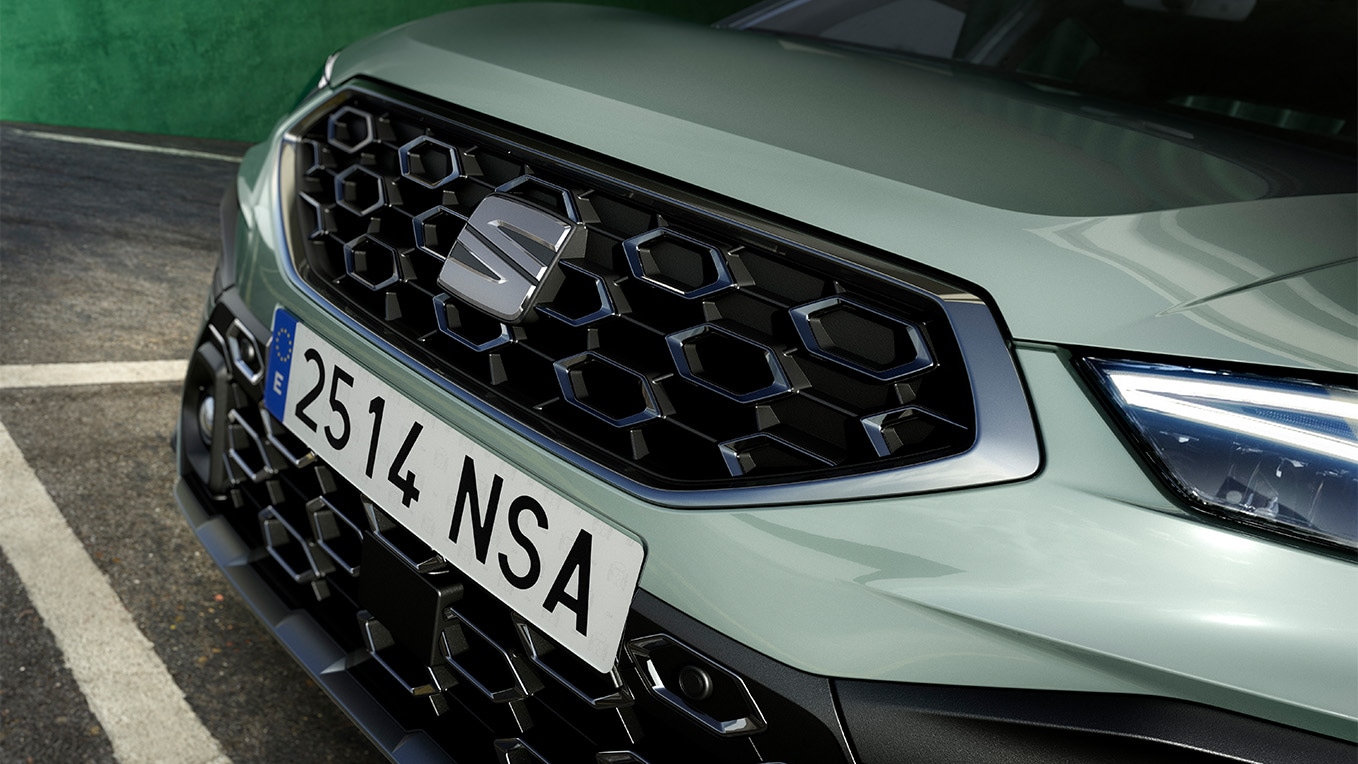 Close-up van het nieuwe radiatorrooster van de SEAT Arona met geometrisch design.