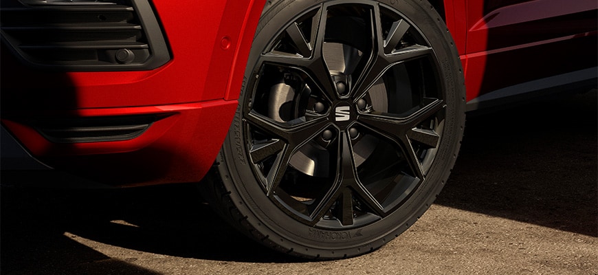 Gros plan sur une jante en alliage de la SEAT Ateca.