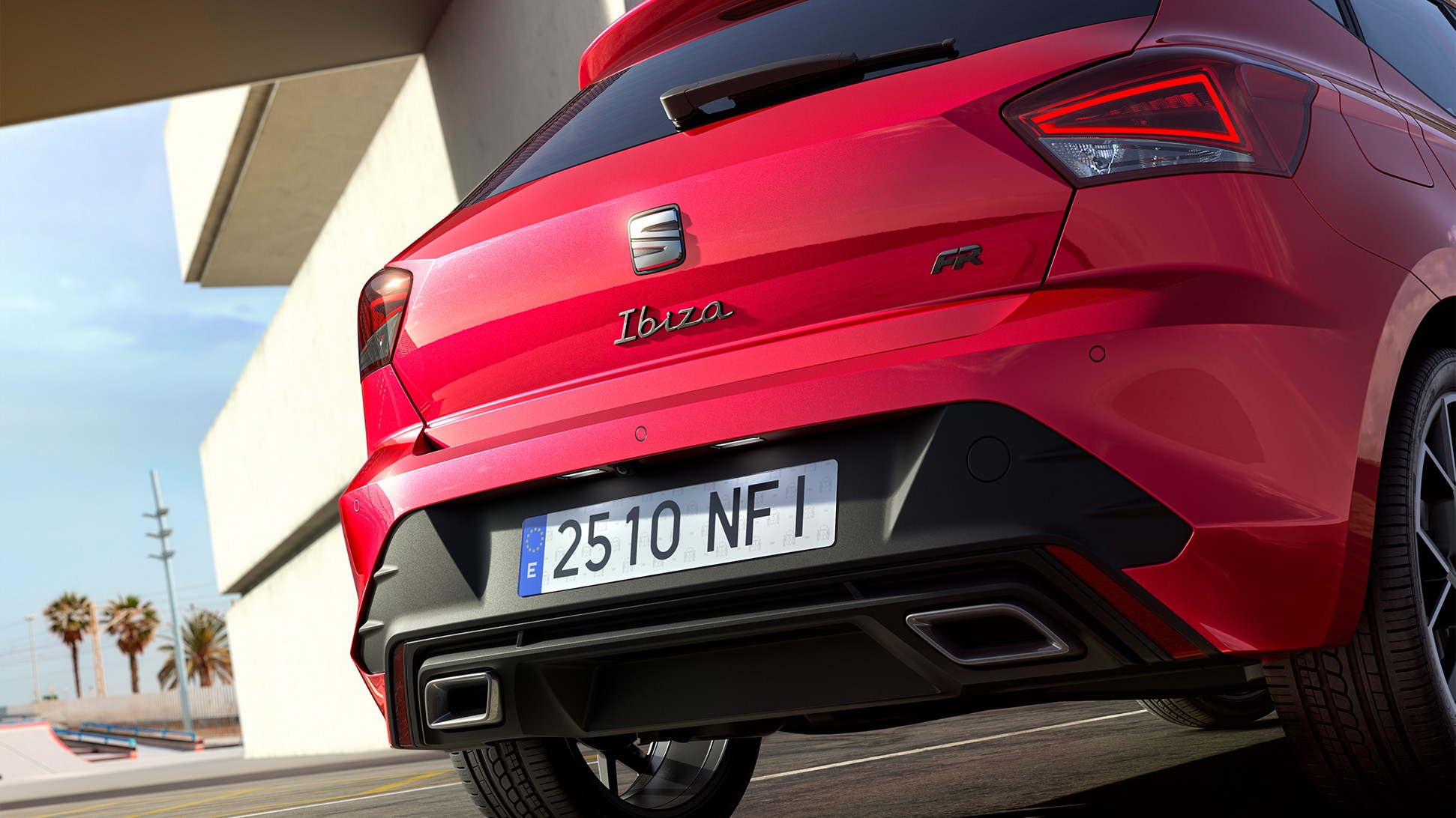 Achterkant van een SEAT Ibiza in rood, buiten geparkeerd.  Achterkant van een SEAT Ibiza in rood, buiten geparkeerd.