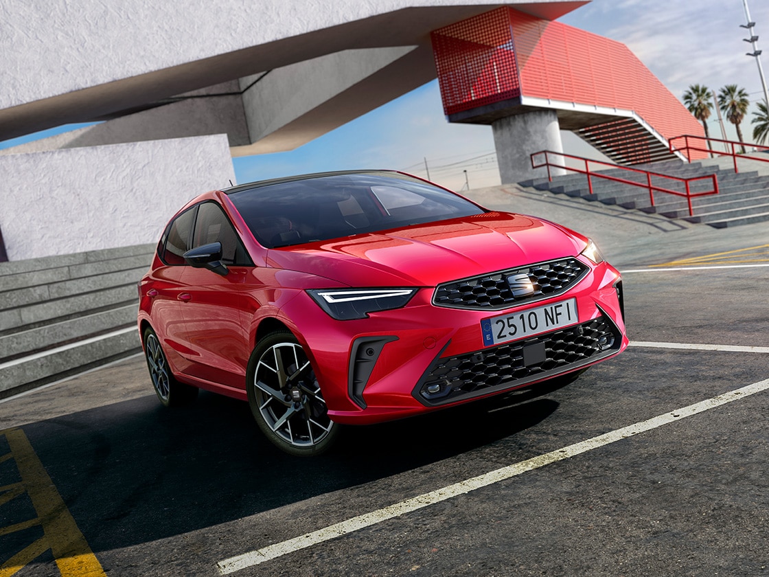 Zijaanzicht van de uitvoering SEAT Ibiza FR buiten geparkeerd  Zijaanzicht van de uitvoering SEAT Ibiza FR buiten geparkeerd