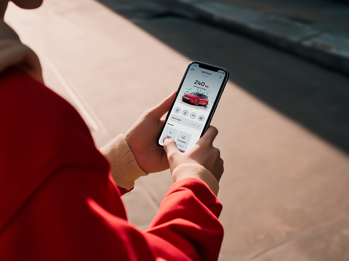 Persoon houdt zijn smartphone vast en gebruikt de afstandsfuncties van SEAT Persoon houdt zijn smartphone vast en gebruikt de afstandsfuncties van SEAT