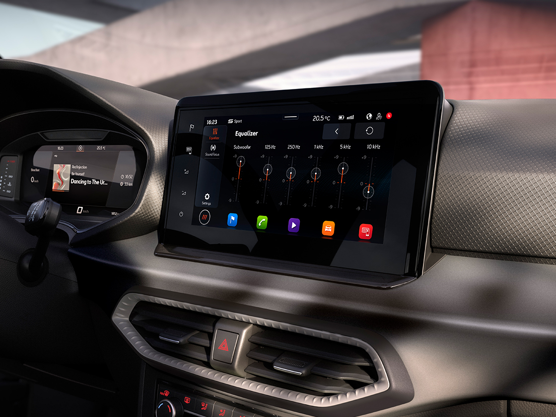Aanzicht van het dashboard van de SEAT Ibiza om het interieurdesign te tonen, met het SEAT-soundsysteem en andere functies.  Aanzicht van het dashboard van de SEAT Ibiza om het interieurdesign te tonen, met het SEAT-soundsysteem en andere functies.