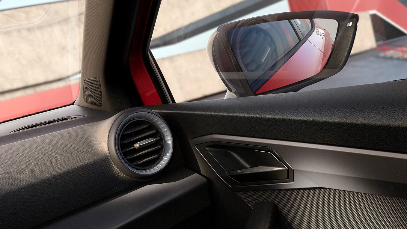 Zicht van een deel van het interieur met een paar details en de rechter zijspiegel.  Zicht van een deel van het interieur met een paar details en de rechter zijspiegel.