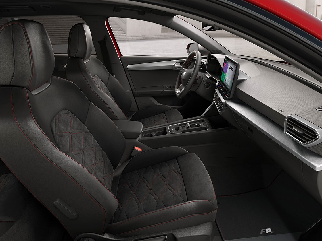 Vue intérieure de la SEAT Leon présentant les sièges Dynamic®, conçus pour un soutien maximal et une expérience de conduite sportive et raffinée.