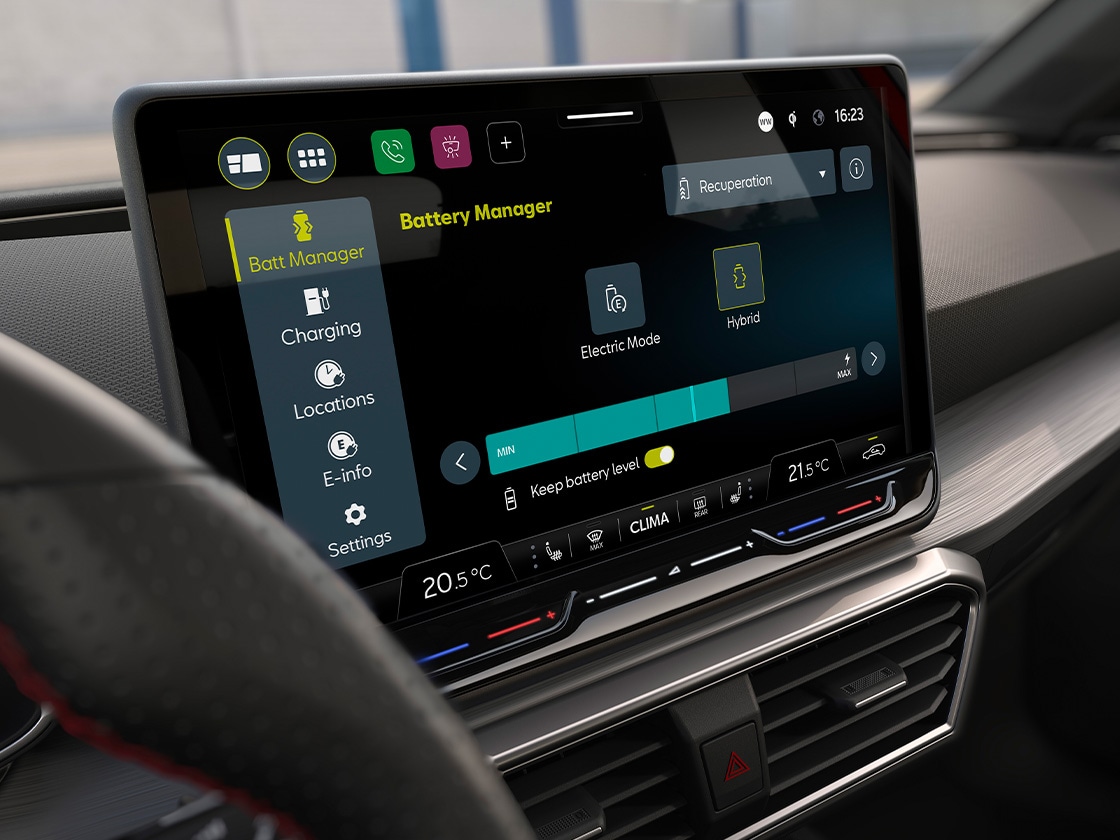 Système de navigation de la SEAT Leon sur l’écran tactile central. CONNECT Plus propose des mises à jour en temps réel et une connectivité en ligne pour le système de navigation, garantissant une expérience de conduite des plus fluides.