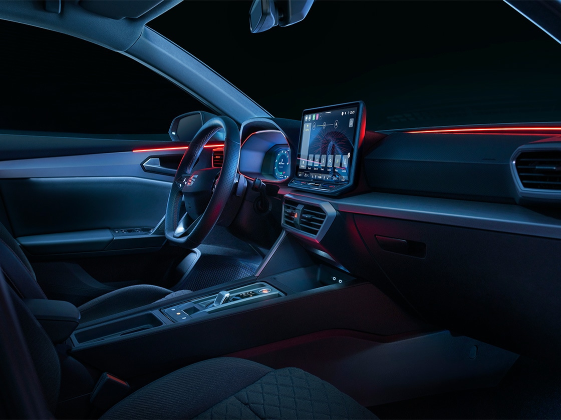 Éclairage d’ambiance led enveloppant à bord de la seat leon hatchback, offrant un design élégant et des fonctions de sécurité telles que des alertes en cas de portes ouvertes ou d’angles morts.