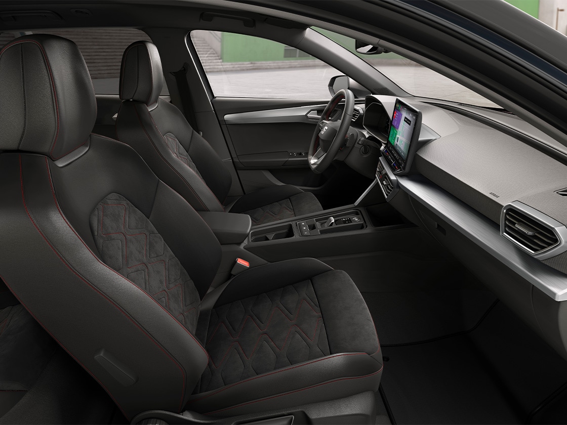 Vue intérieure de la SEAT Leon présentant les sièges sport Dynamic®, conçus pour un soutien maximal et une expérience de conduite sportive et raffinée.