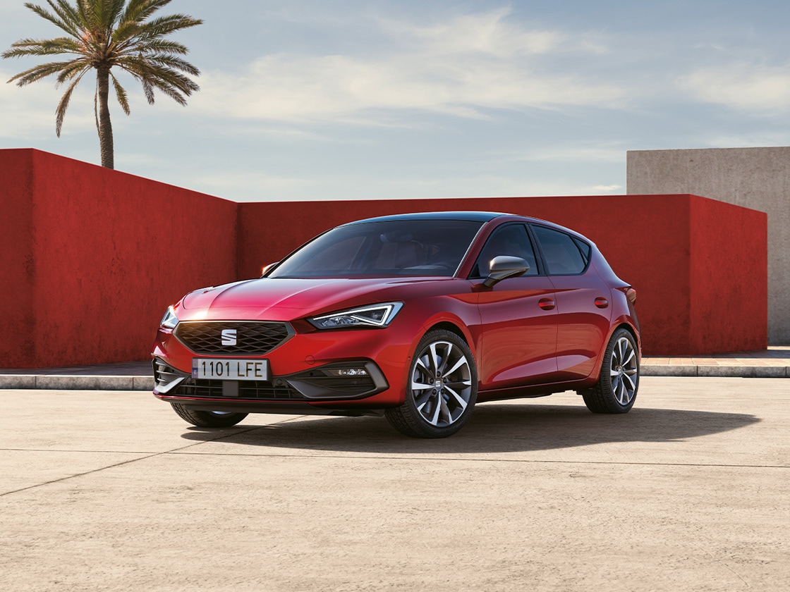 La seat leon fr avec ses jantes en alliage élégantes et son fascinant profil de conduite, un véhicule qui se démarque dans la gamme seat.