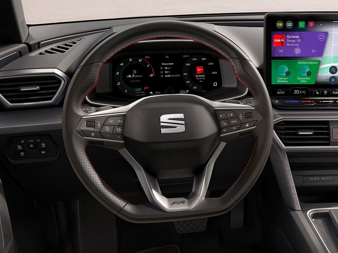 Intérieur d’une seat leon montrant une vue complète du volant chauffant, élément du pack hiver qui comprend également des sièges avant chauffants.