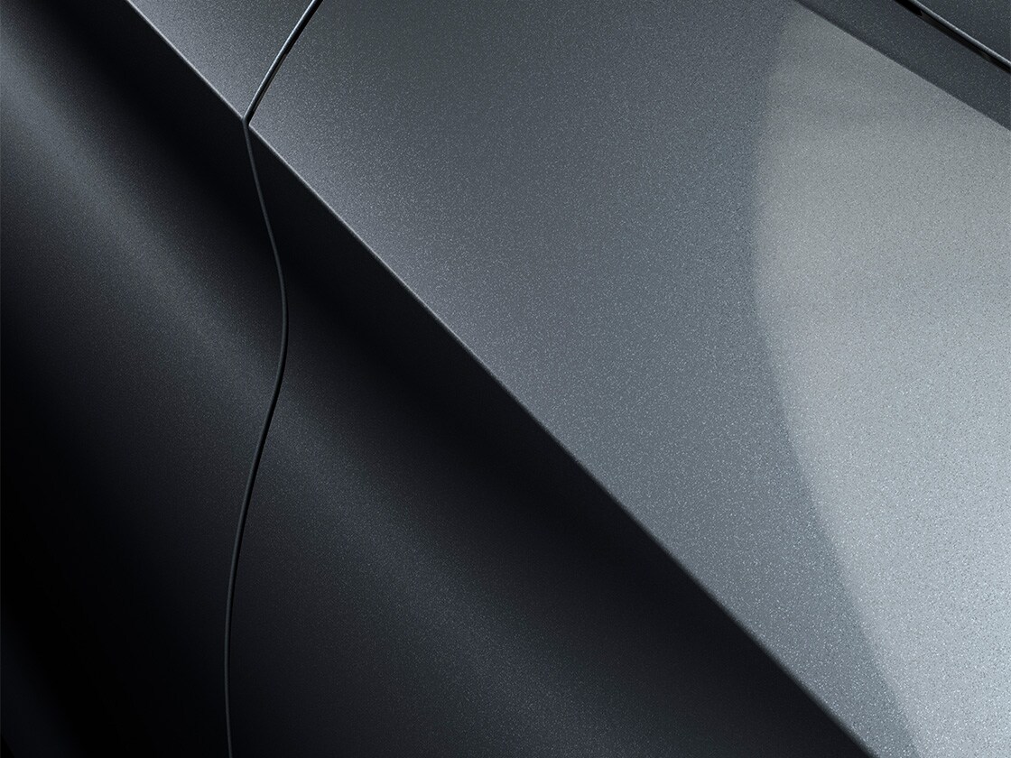 Seat leon en gris magnétique tech avec finition métallisée, gros plan. 