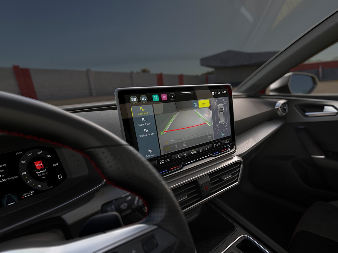 Vue intérieure de la seat leon, où l’on peut découvrir son écran tactile et son système Park Assist, afin de montrer que le conducteur peut se garer en fluidité grâce à cette technologie.