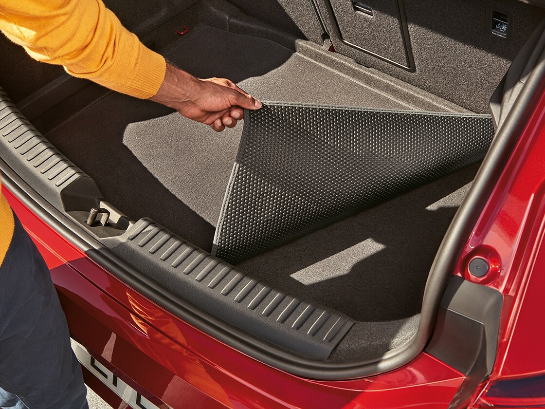 Tapis de coffre réversible durable et imperméable installé dans la seat leon, avec une face en tissu résistant d’un côté et une autre en caoutchouc robuste. 