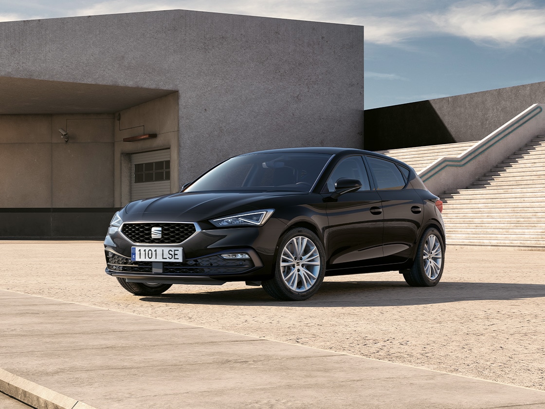 La SEAT Leon Play, avec son extérieur sophistiqué, ses jantes en alliage élégantes et ses vitres arrière teintées. Conçue pour le confort et l’élégance, c’est un excellent choix parmi les voitures à la vente.