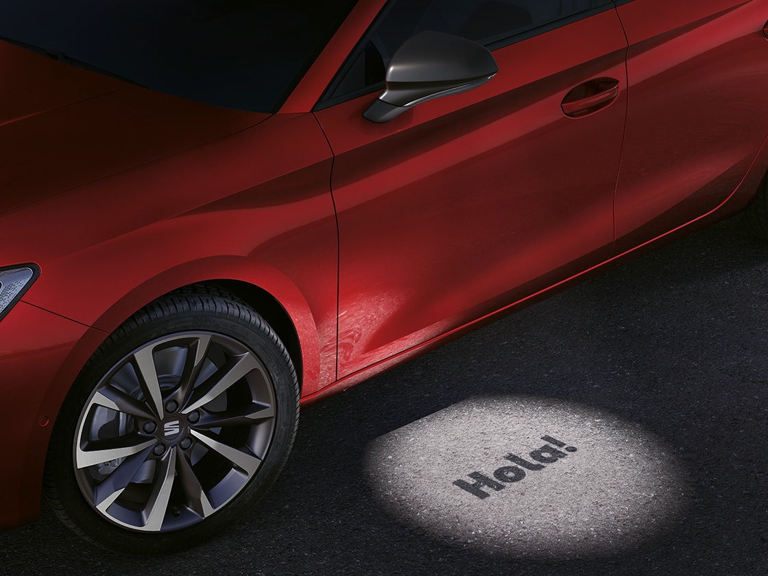 Fonction d’éclairage de bienvenue sur la seat leon, projetant « Hola ! » pour vous accueillir avec style dans le cadre de son nouveau design primé.