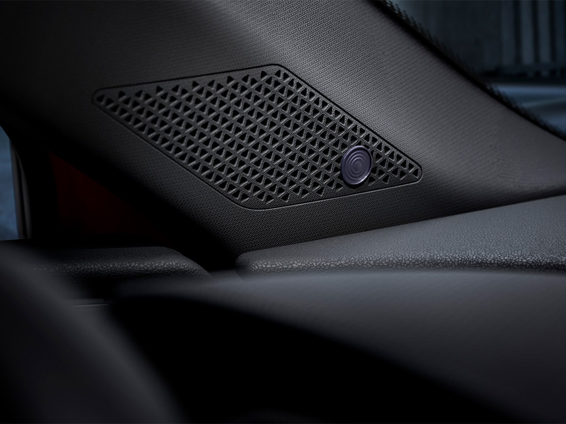 Gros plan sur un haut-parleur intérieur afin d’illustrer un exemple de la façon dont le système audio SEAT répartit l’acoustique dans le véhicule.