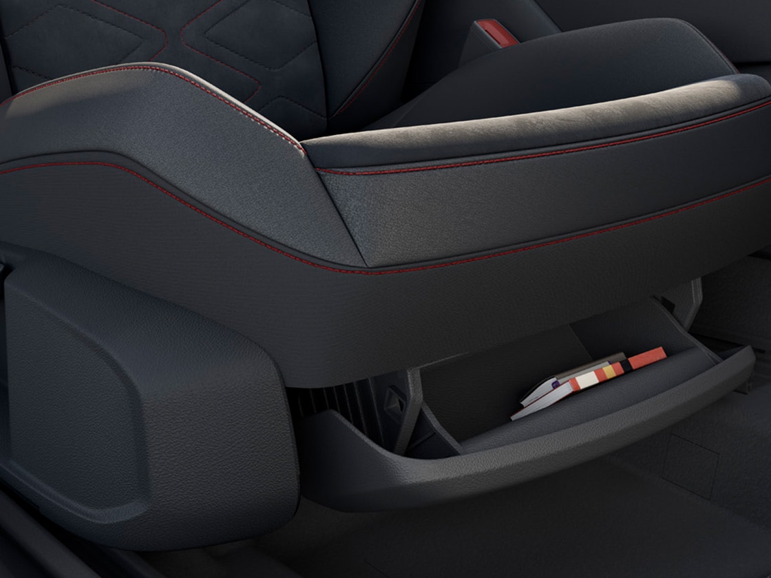 Intérieur de la Seat Leon montrant de nombreuses options de rangement, notamment un plancher de coffre/compartiment de chargement variable, disponible sur les modèles cinq portes.