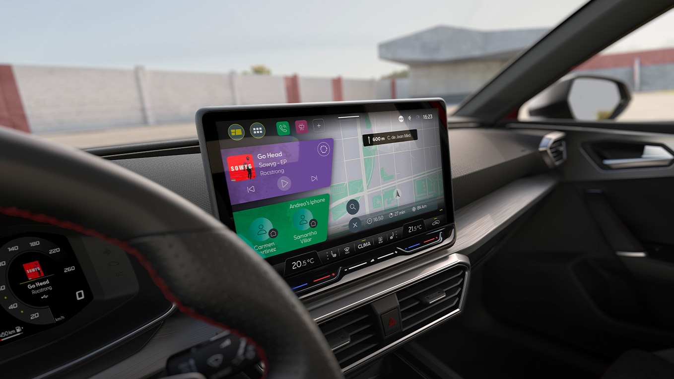  Intérieur de la SEAT Leon présentant un aperçu du volant et de son tableau de bord avec écran tactile dynamique pour bénéficier d’un contrôle total durant la conduite.