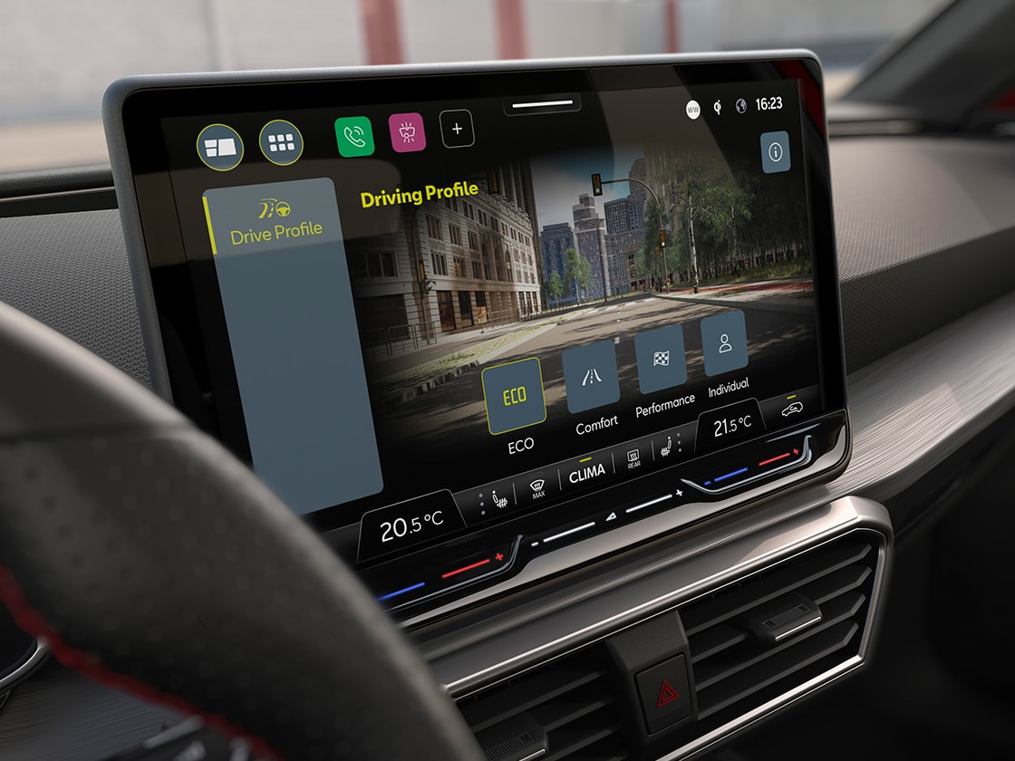 Le système drive profile affiché sur un écran tactile de 8 pouces dans la seat leon, inclus dans le pack dynamique et confort, qui comprend la direction progressive.