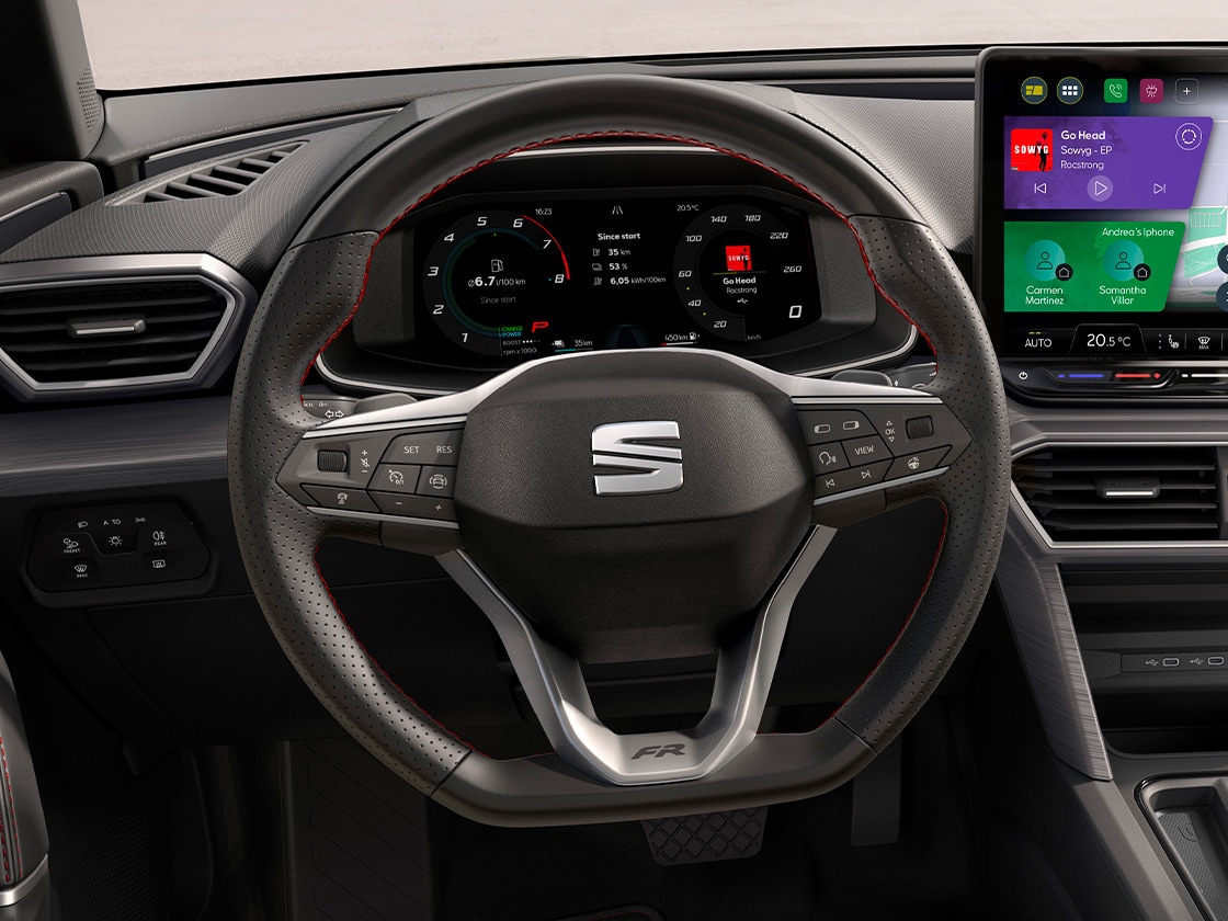 Intérieur d’une SEAT Leon montrant une vue complète du volant chauffant, élément du pack Hiver qui comprend également des sièges avant chauffants.