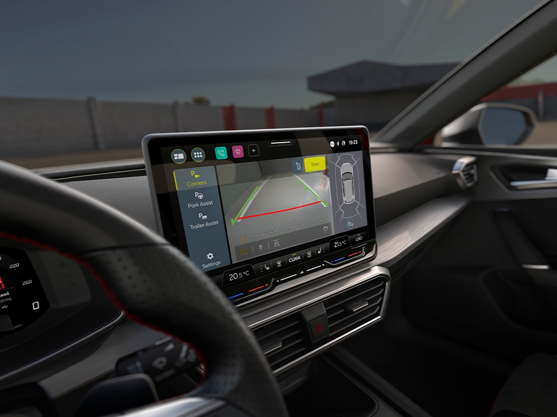 Vue intérieure de la seat leon, où l’on peut découvrir son écran tactile et son système Park Assist, afin de montrer que le conducteur peut se garer en fluidité grâce à cette technologie.