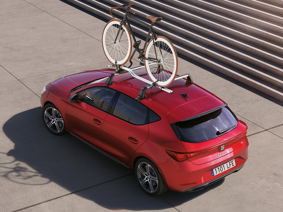 Seat leon rouge équipée d’un porte-vélos, l’idéal pour transporter votre deux roues et partir pour de nouvelles aventures. Parfait pour les modèles cinq portes de la gamme.