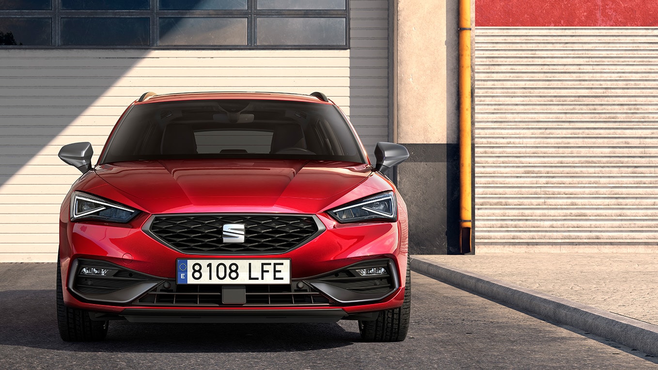 Gros plan sur la calandre de la seat leon en rouge désir, mettant en valeur son motif fougueux et raffiné.