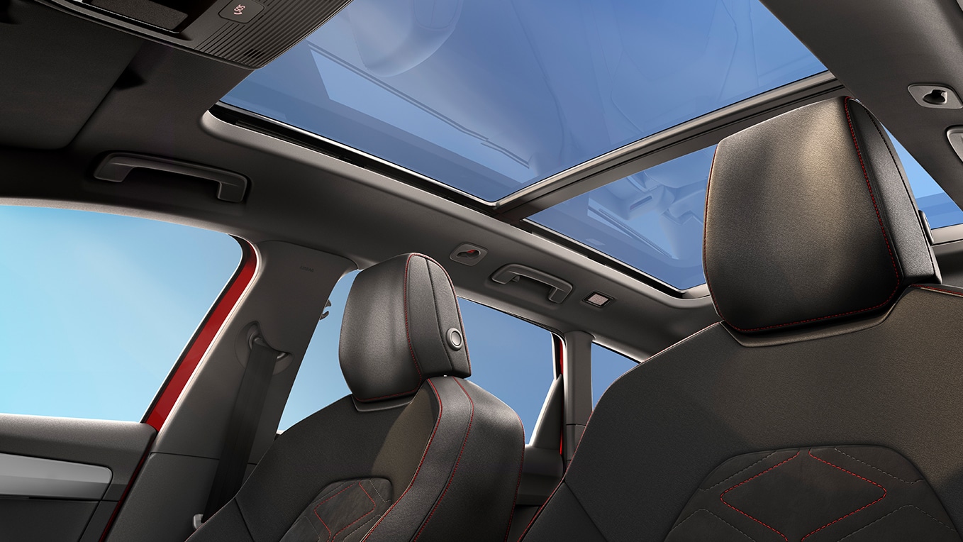Vue intérieure d’une voiture SEAT montrant ses sièges et son toit ouvrant panoramique.