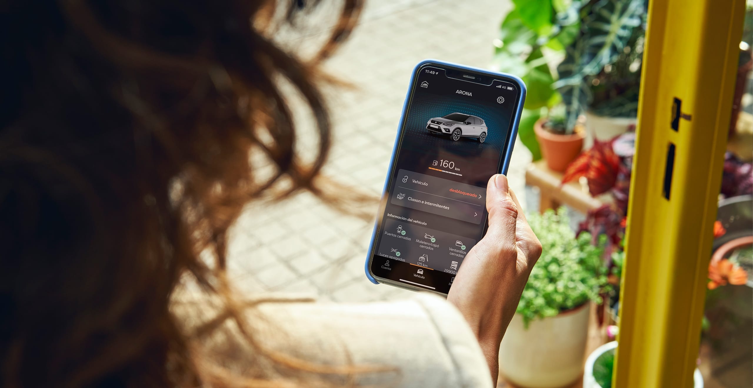 une femme avec son smartphone connecté à seat connect