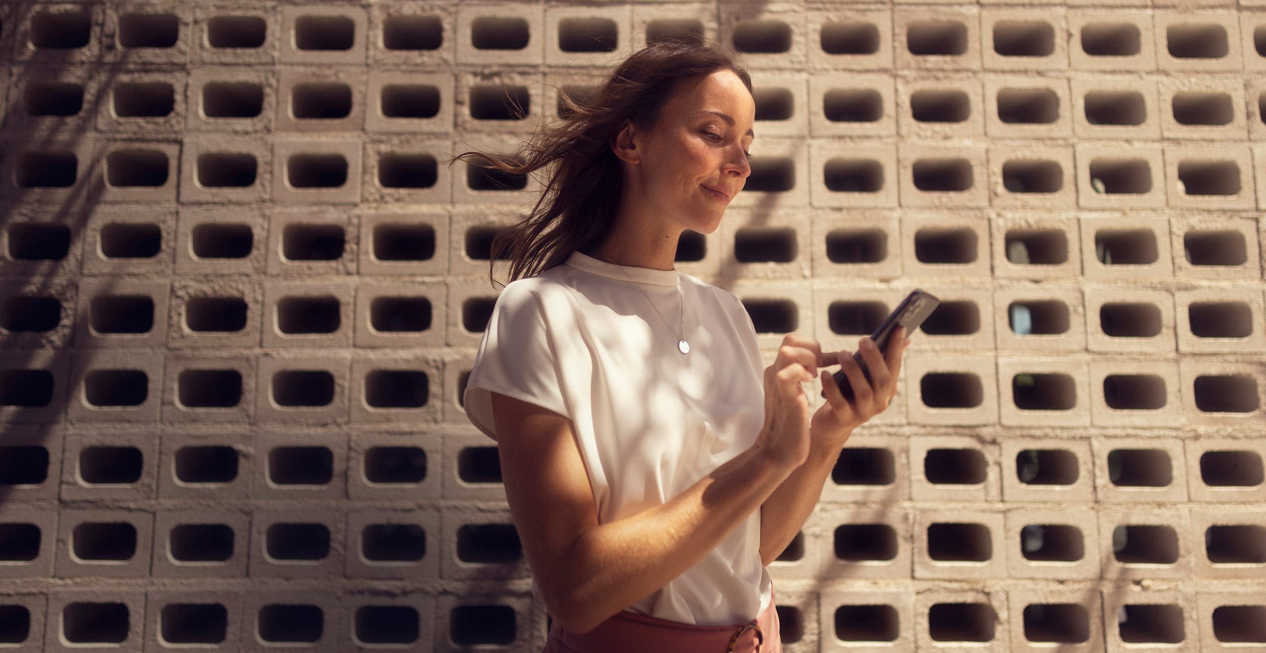 vrouw met haar smartphone verbonden met seat connect