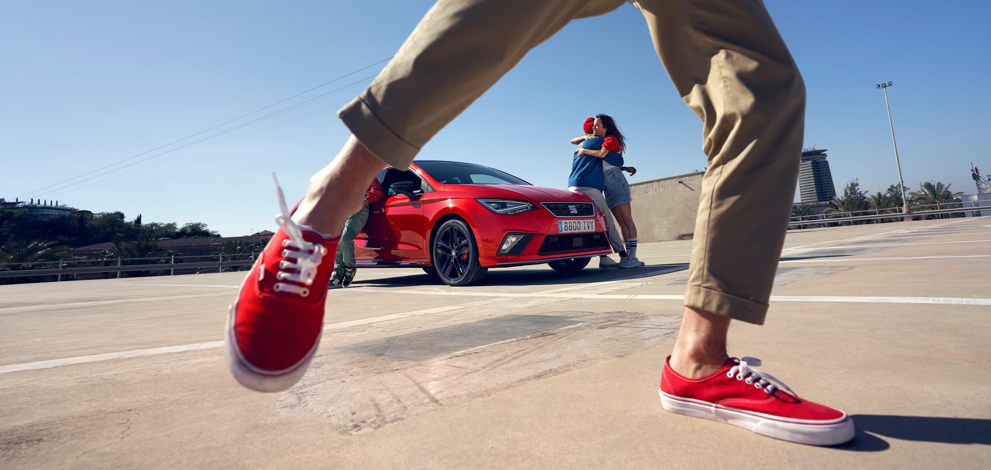 SEAT Ibiza de couleur desire red avec jantes en alliage léger