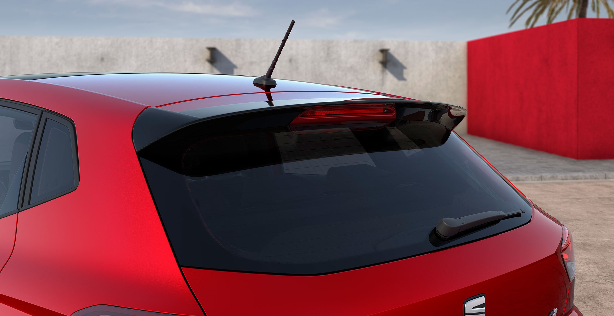 SEAT Ibiza de couleur desire red avec spoiler arrière