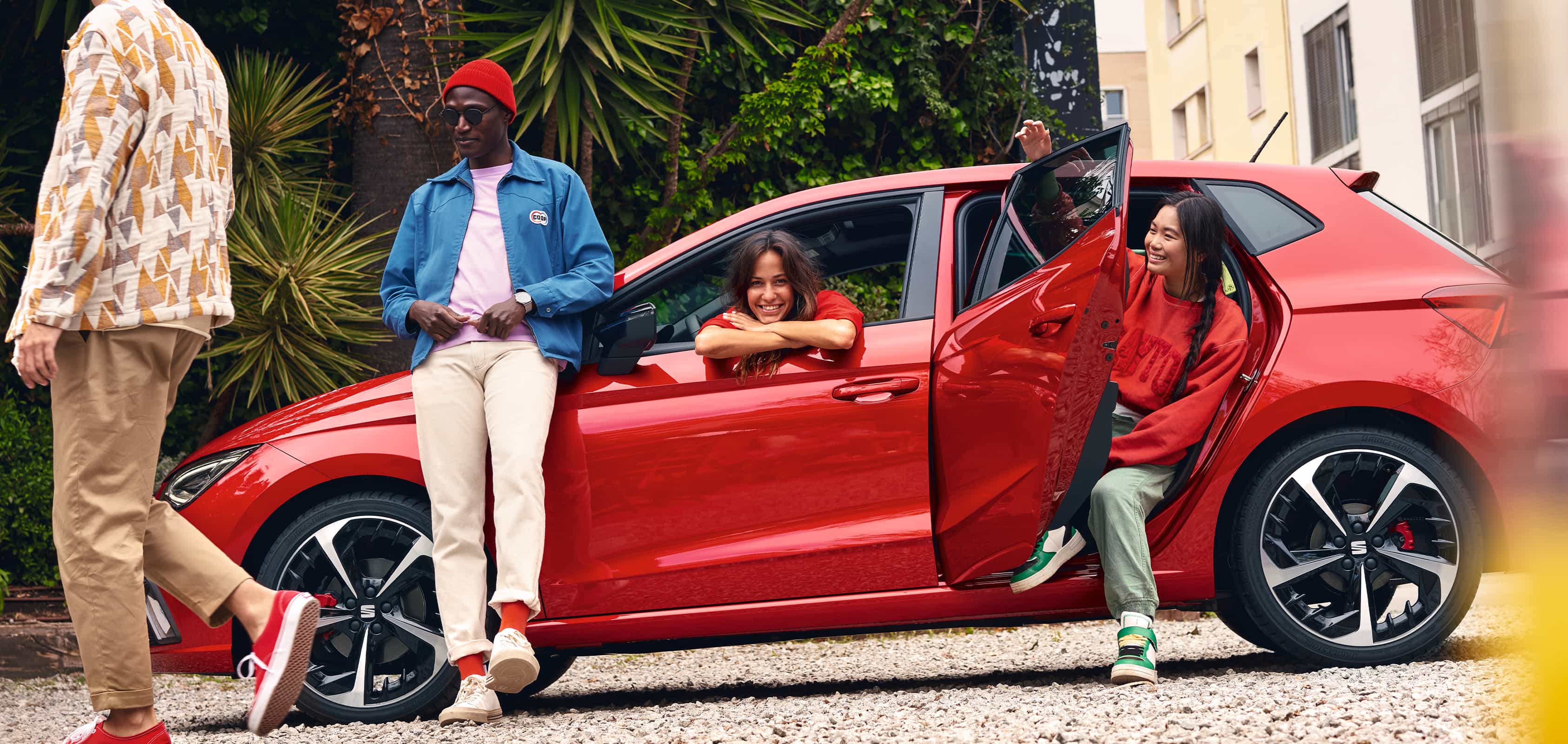 Vue latérale de la SEAT Ibiza de couleur desire red latérale