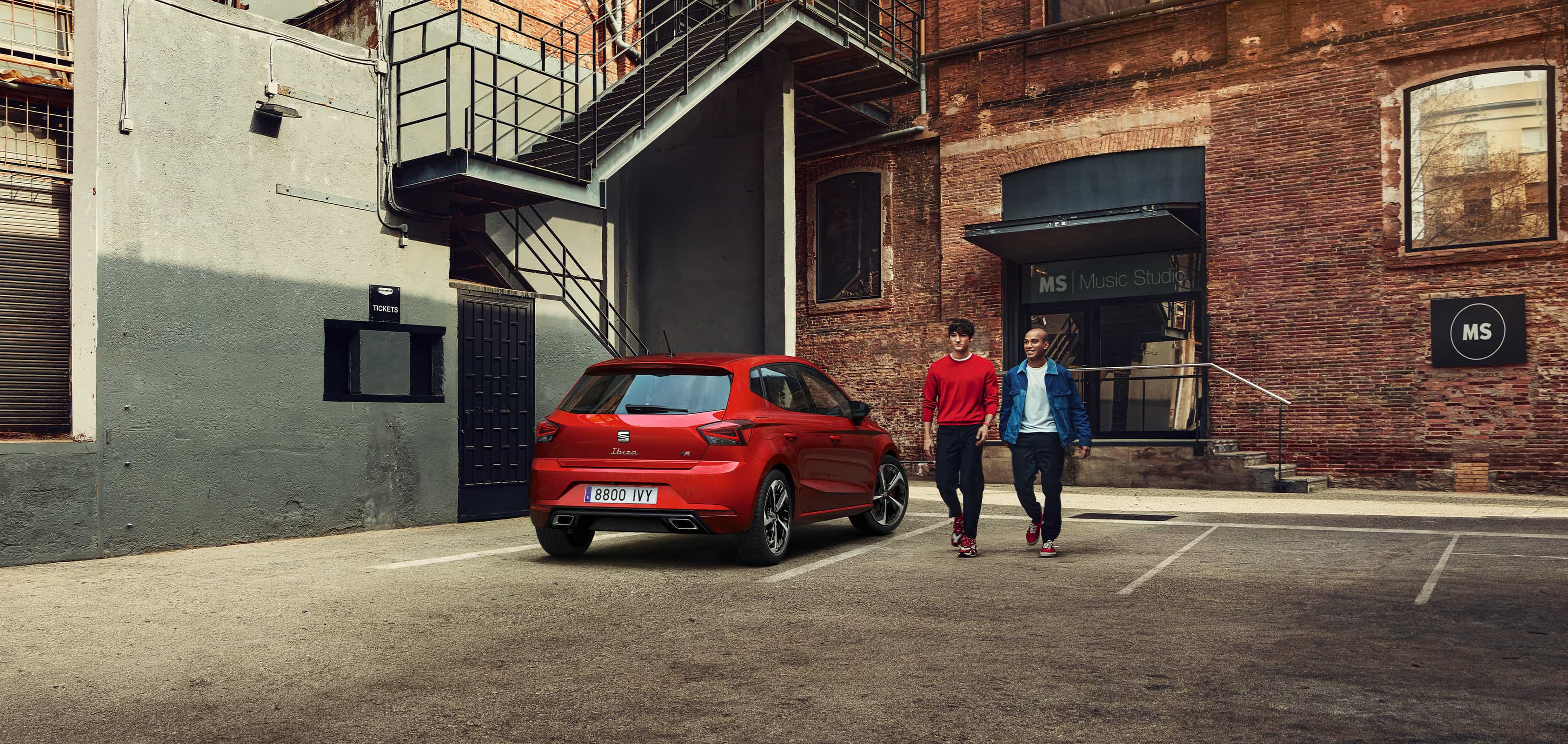 Vue arrière de la SEAT Ibiza de couleur desire red