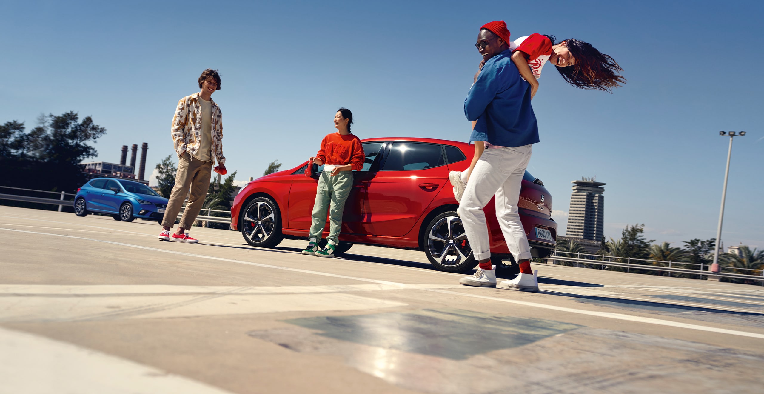 vrienden zitten op het strand naast een SEAT Ibiza