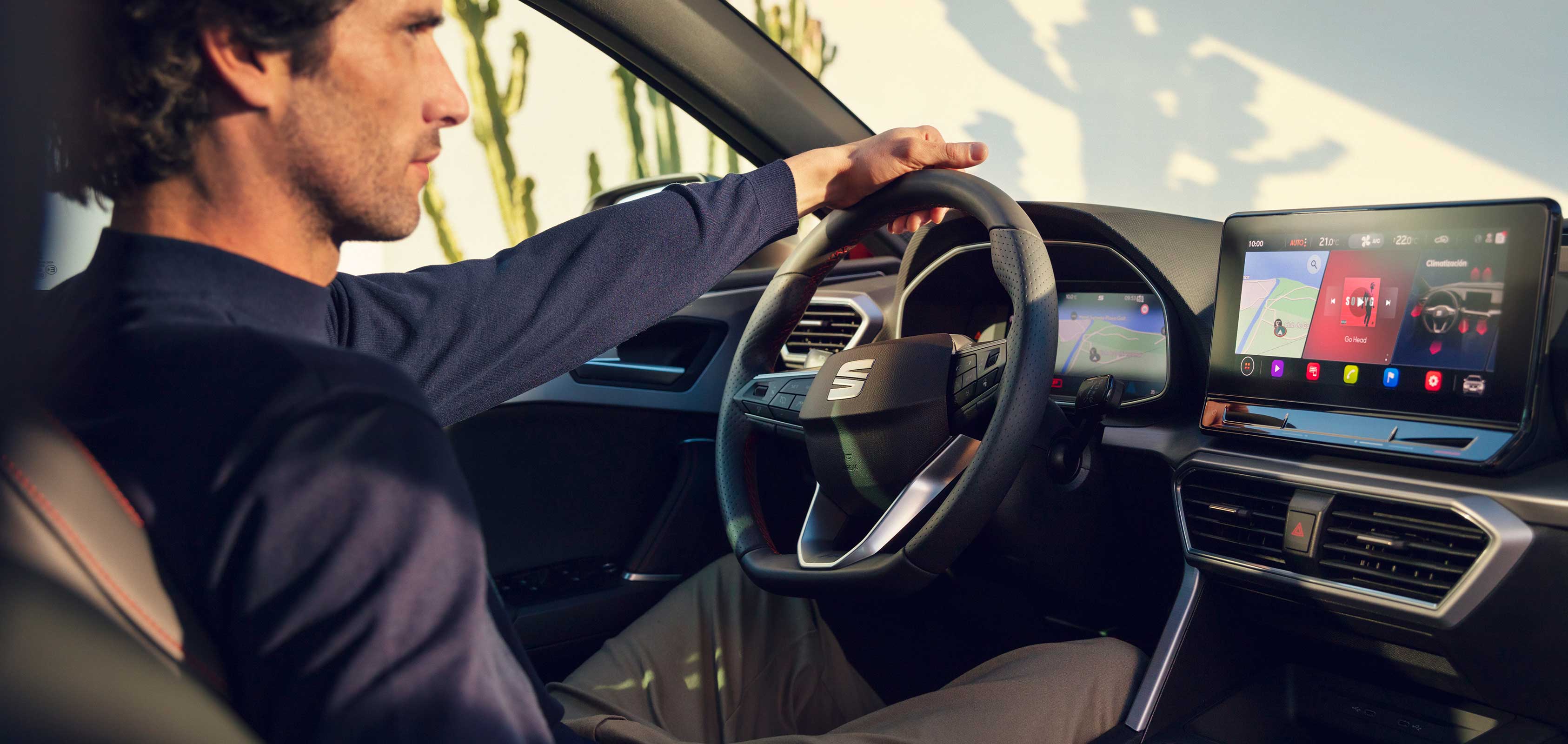 SEAT Leon Break – conducteur en train de charger son téléphone dans l’habitacle 