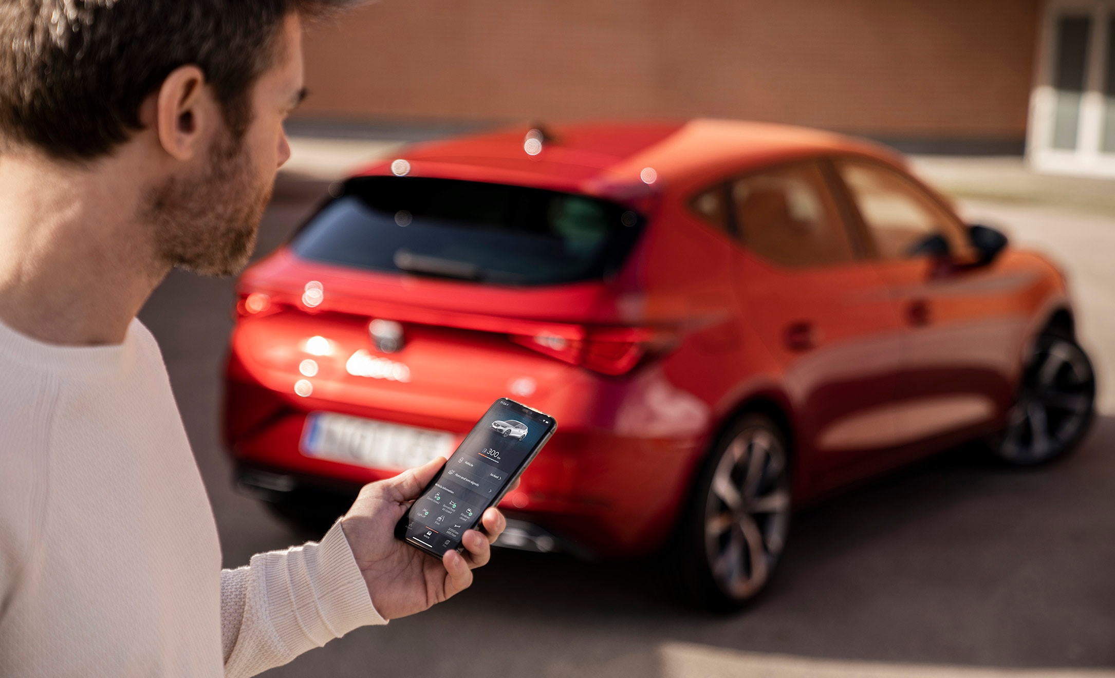 SEAT Leon Break un homme tient un téléphone avec l''application