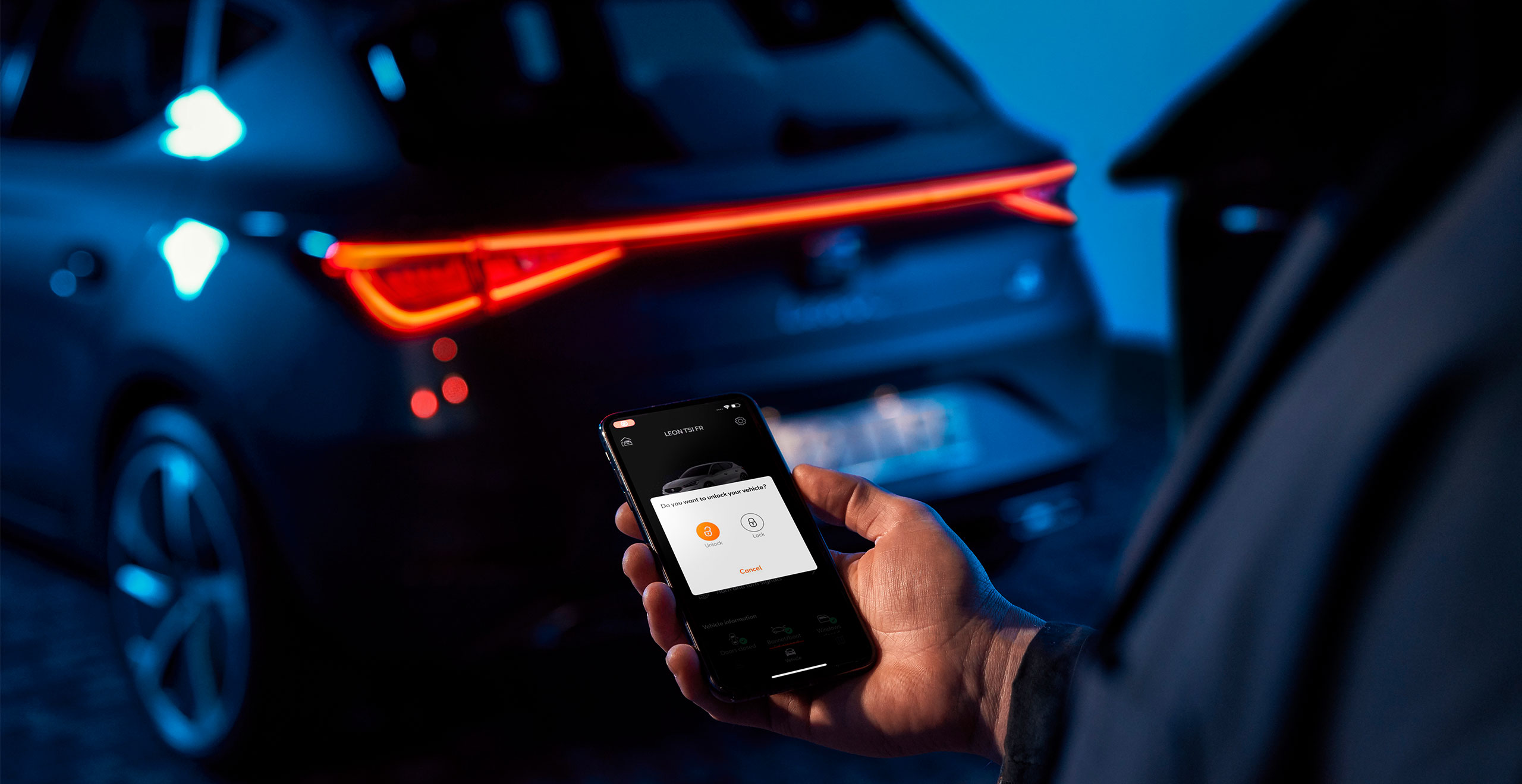SEAT Leon Break – Persoon die smartphone met SEAT-app in de hand houdt 