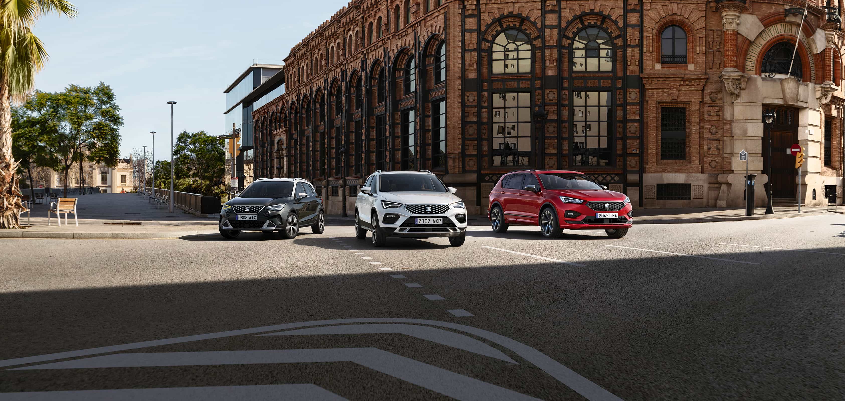 SEAT Arona in Dark Camouflage naast de SEAT Ateca in Bila White en SEAT Tarraco in Velvet Red