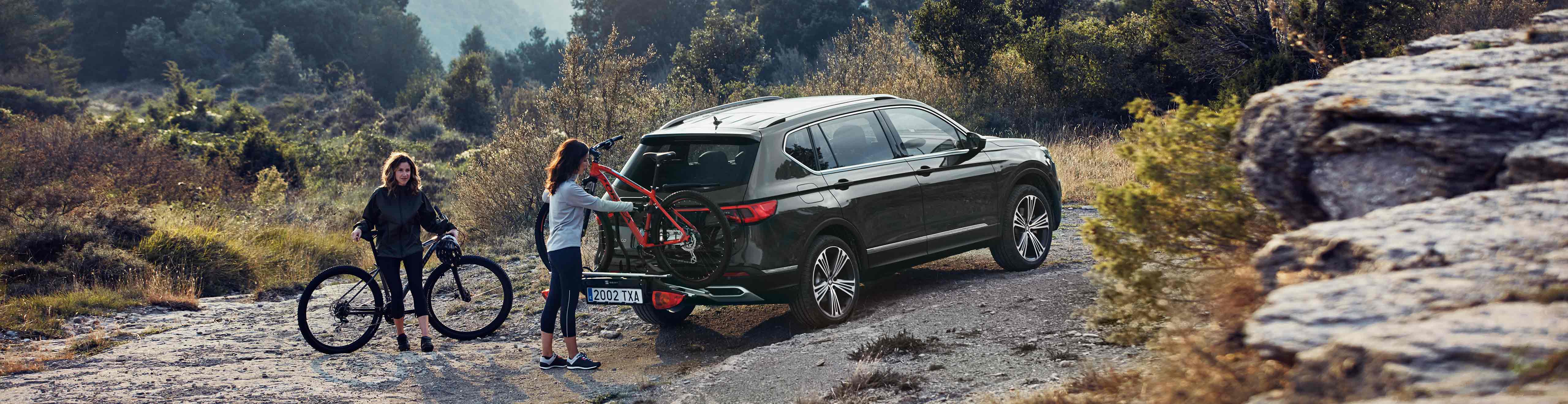 Family with the new SEAT Tarraco dark camouflage with a bike rack
